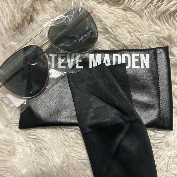 Steve Madden Black Sunglasses with Case - Picture 1 of 9
